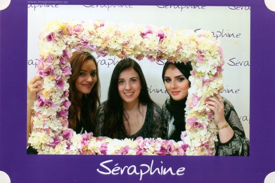A Seraphine frame group photo with fellow bloggers in Dubai.